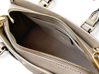SWORD LUXURY Louis Vuitton OnTheGo East West çanta içi, bej renkli Monogram Empreinte deri ve altın tonlu fermuar detayı