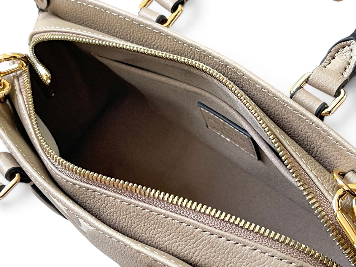 SWORD LUXURY Louis Vuitton OnTheGo East West çanta içi, bej renkli Monogram Empreinte deri ve altın tonlu fermuar detayı