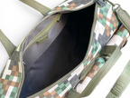 SWORD LUXURY Louis Vuitton Keepall 50 seyahat çantasının içi, yeşil, kahverengi ve bej tonlarında piksel kamuflaj desenli.