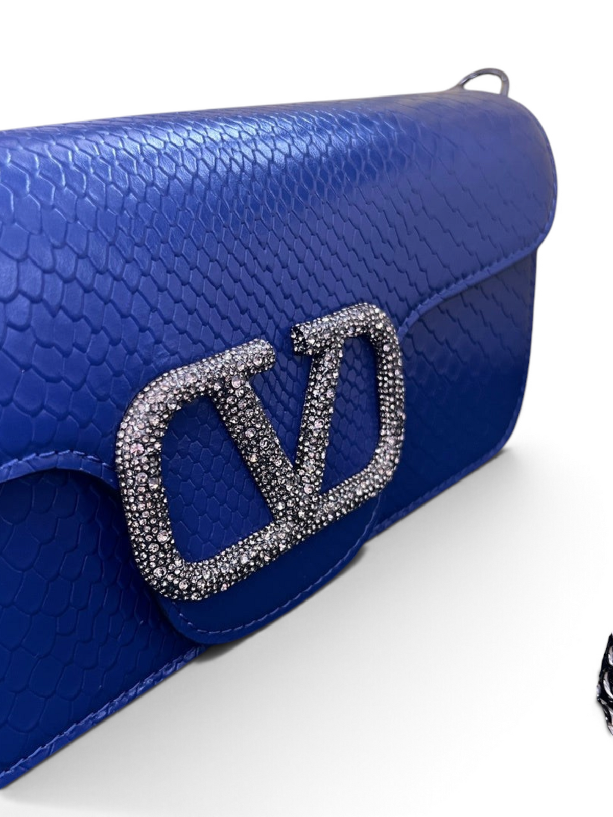 SWORD LUXURY Valentino Garavani VLogo Signature mavi Ayers deri çanta, taşlı VLogo amblemi ve zincir askı detayı.