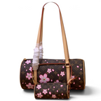 SWORD LUXURY Louis Vuitton x Murakami Papillon çanta, ikonik monogram kanvas üzerinde pembe kiraz çiçeği desenli.