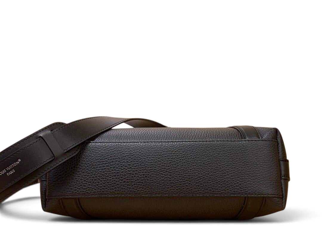 SWORD LUXURY Louis Vuitton Biker Bag, siyah deri, ayarlanabilir omuz askılı, yan görünüm.