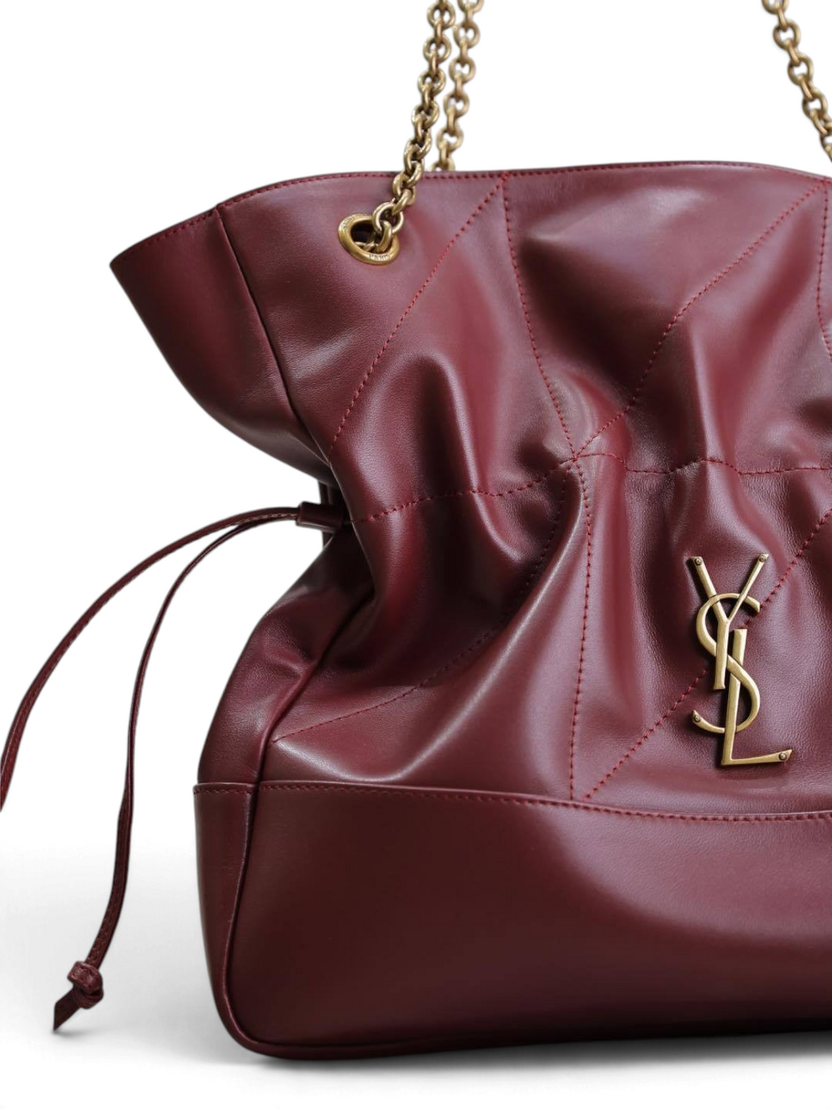 SWORD LUXURY bordo renkli, altın zincir askılı ve YSL logolu yumuşak deri Niki omuz çantası.