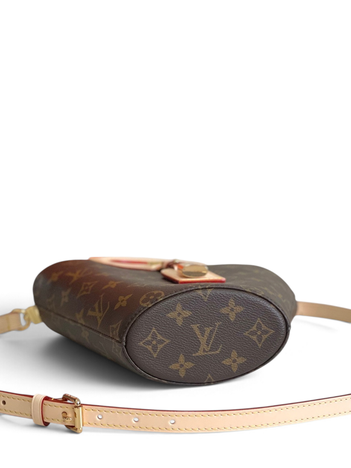 SWORD LUXURY Louis Vuitton Rivage BB çanta, ikonik monogram kanvas ve doğal vachetta deri detaylı, çapraz askılı.