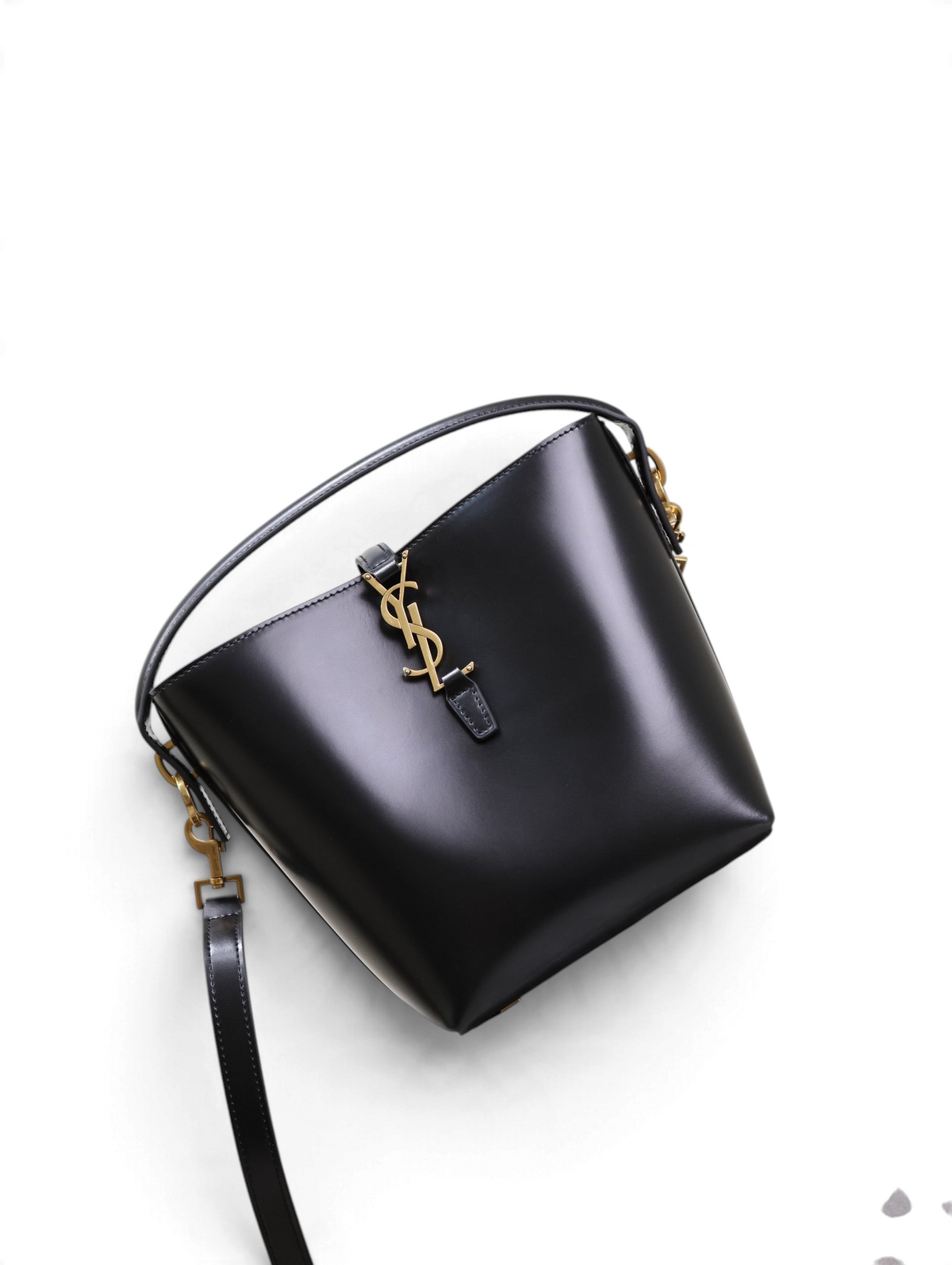 SWORD LUXURY siyah box dana derisi Le 37 küçük kova çanta, fırçalanmış altın tonlu YSL monogram detaylı.