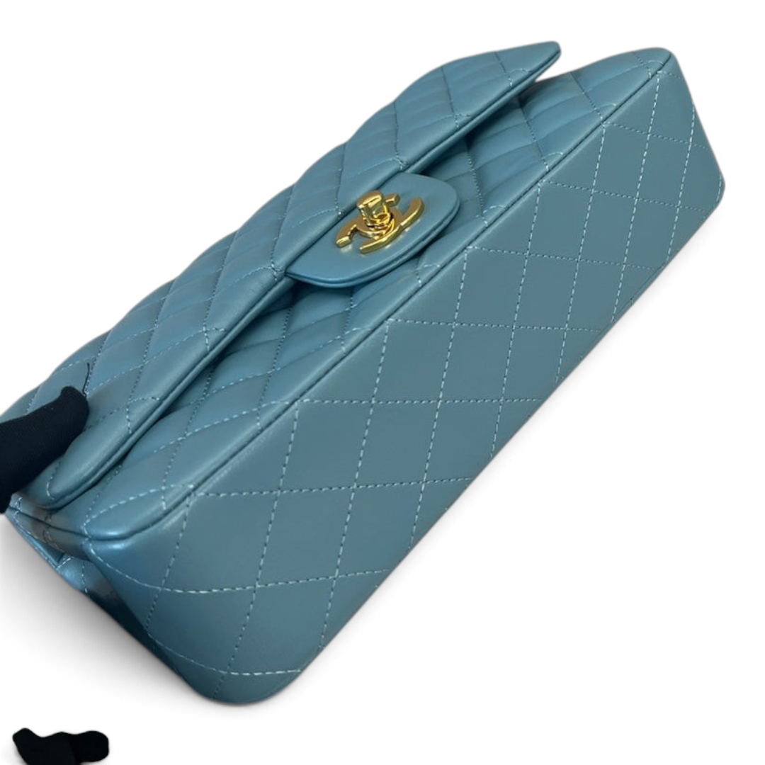 SWORD LUXURY marka, elmas kapitone desenli, lila rengi, altın donanımlı Chanel Classic Double Flap deri çanta.