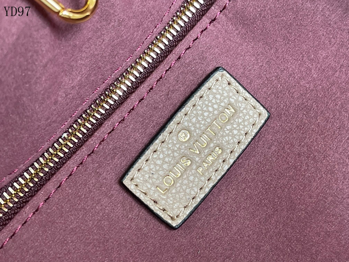 SWORD LUXURY Neverfull çanta iç kısmında Louis Vuitton logolu deri etiket ve altın tonlu fermuar detayı.