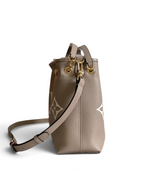 SWORD LUXURY taupe Monogram Empreinte deri Bundle çanta, altın tonlu donanım ve ayarlanabilir omuz askısı ile.