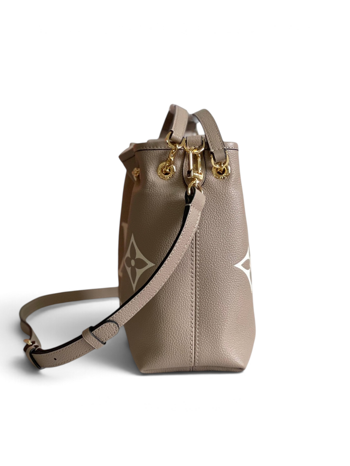 SWORD LUXURY taupe Monogram Empreinte deri Bundle çanta, altın tonlu donanım ve ayarlanabilir omuz askısı ile.