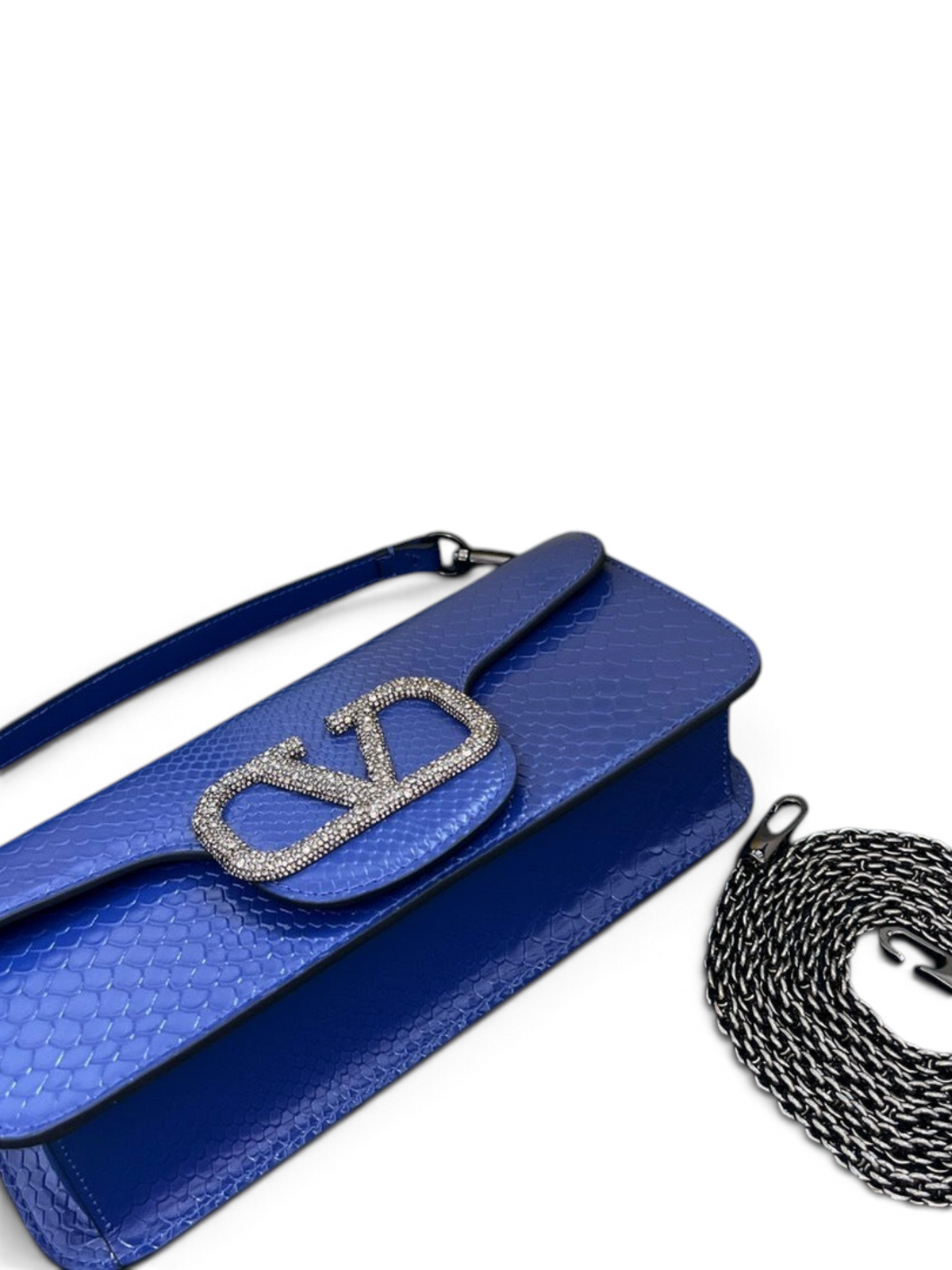 SWORD LUXURY Valentino Garavani VLogo imzalı mavi Ayers deri çanta, taşlı logo detayı ve zincir askısı ile.