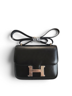 SWORD LUXURY marka, gümüş H tokalı, siyah box deri Hermès Constance 19cm el çantası ve orijinal kutusu.
