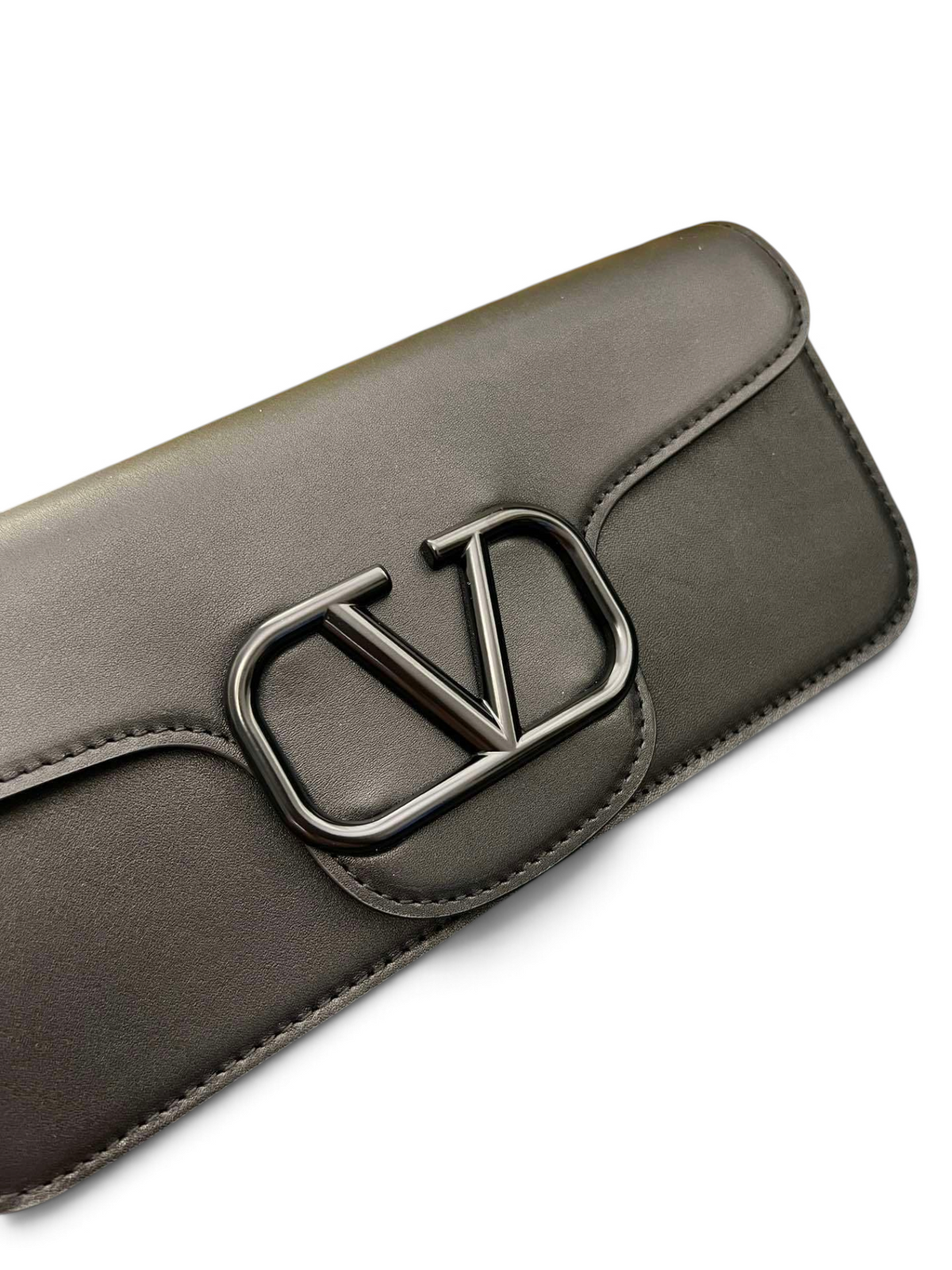 SWORD LUXURY Valentino Garavani VLogo Signature siyah deri çanta, ikonik metalik logo detaylı ve zarif tasarım.
