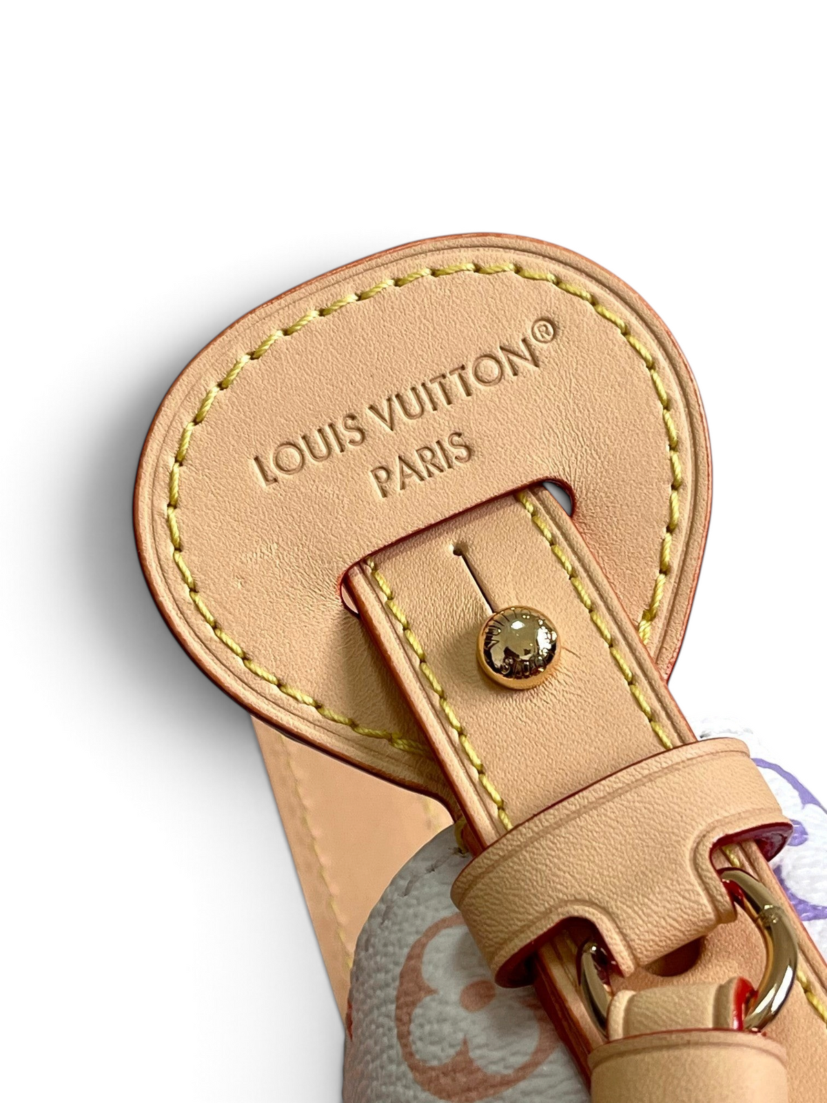 SWORD LUXURY Louis Vuitton All-In BB çanta detayında altın tonlu metal düğme ve açık renkli deri dikişler