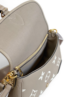 SWORD LUXURY Louis Vuitton Diane çanta, krem rengi Monogram Empreinte deri, altın tonlu donanım ve iç fermuarlı bölme.
