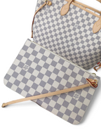 SWORD LUXURY Neverfull MM çanta, Damier Azur kanvas desenli, bej deri detaylı ve uyumlu çıkarılabilir fermuarlı cüzdan.