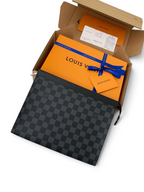 SWORD LUXURY Pochette Voyage clutch çanta, siyah ve gri Damier Graphite kanvas desenli, kutusu ve aksesuarlarıyla.