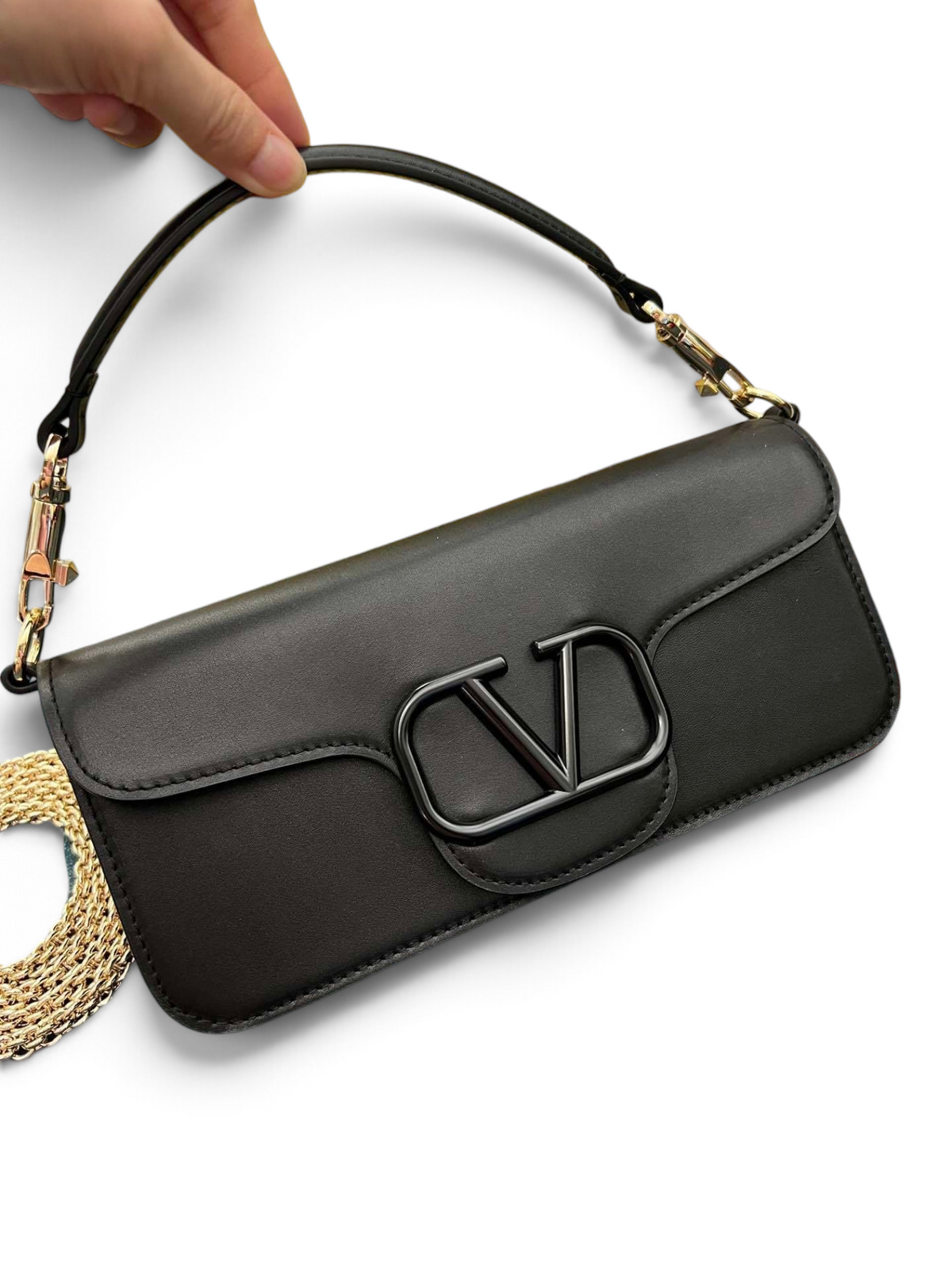 SWORD LUXURY Valentino Garavani VLogo siyah deri omuz çantası, metalik logo detayı ve ayarlanabilir askı ile.