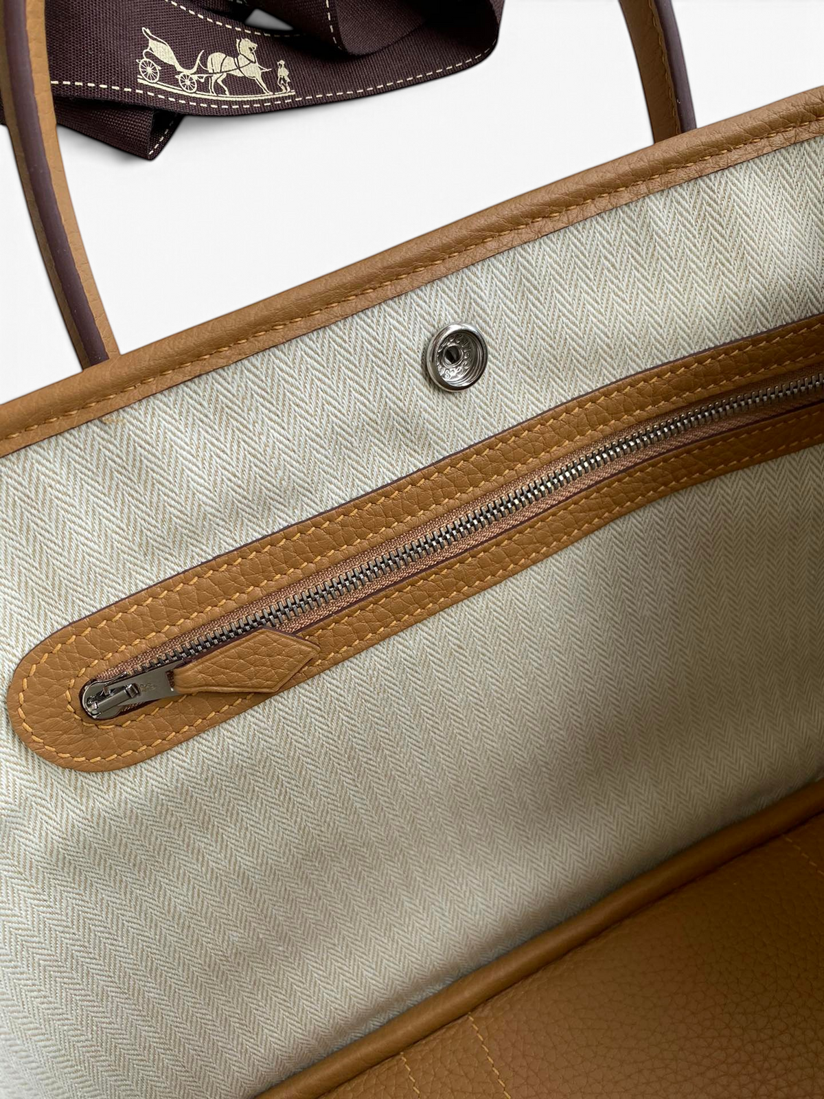 SWORD LUXURY Hermès Garden Party 30 çanta iç detayları, bej kanvas astar, fermuarlı cep ve taba rengi deri süslemeler.