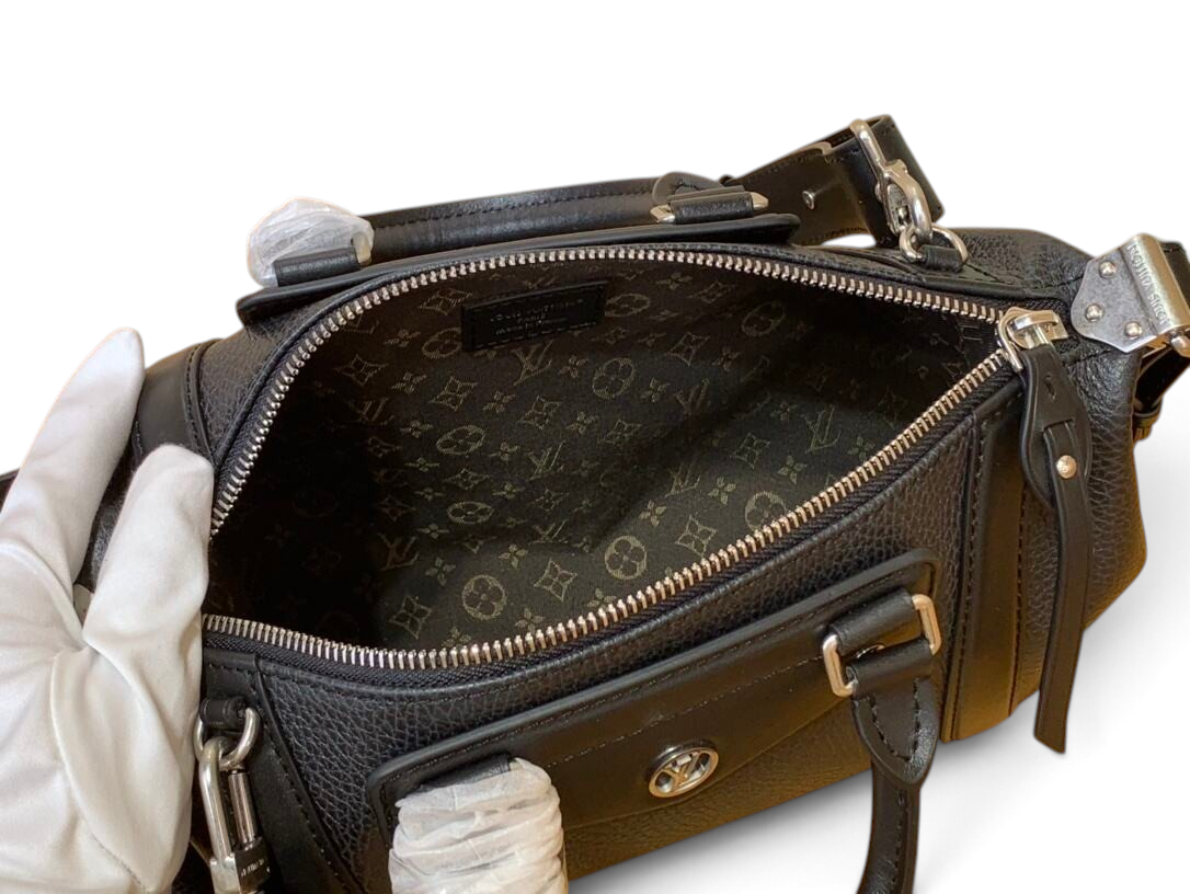 SWORD LUXURY Louis Vuitton Biker çanta, siyah deri dış yüzeyi ve ikonik monogram desenli iç astarı ile detaylandırılmış.
