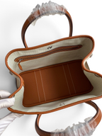 SWORD LUXURY Hermès Garden Party 30 çanta, kahverengi deri detaylı bej kanvas iç kısım ve fermuarlı cep görünümü.