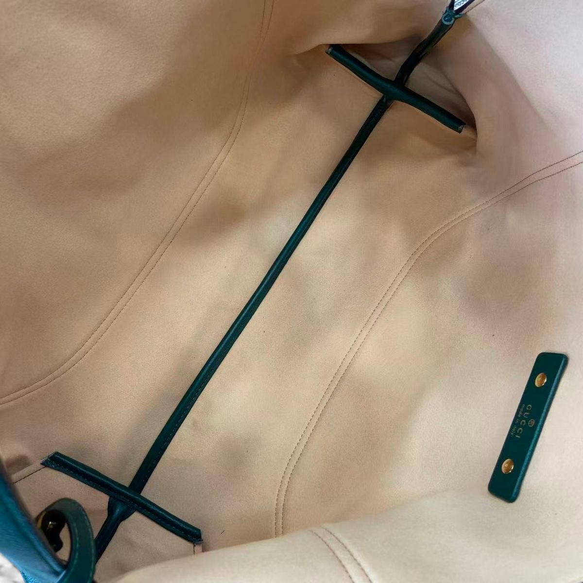 SWORD LUXURY Softbit Style koyu yeşil damarlı deri omuz çantasının bej iç astarı ve detayları