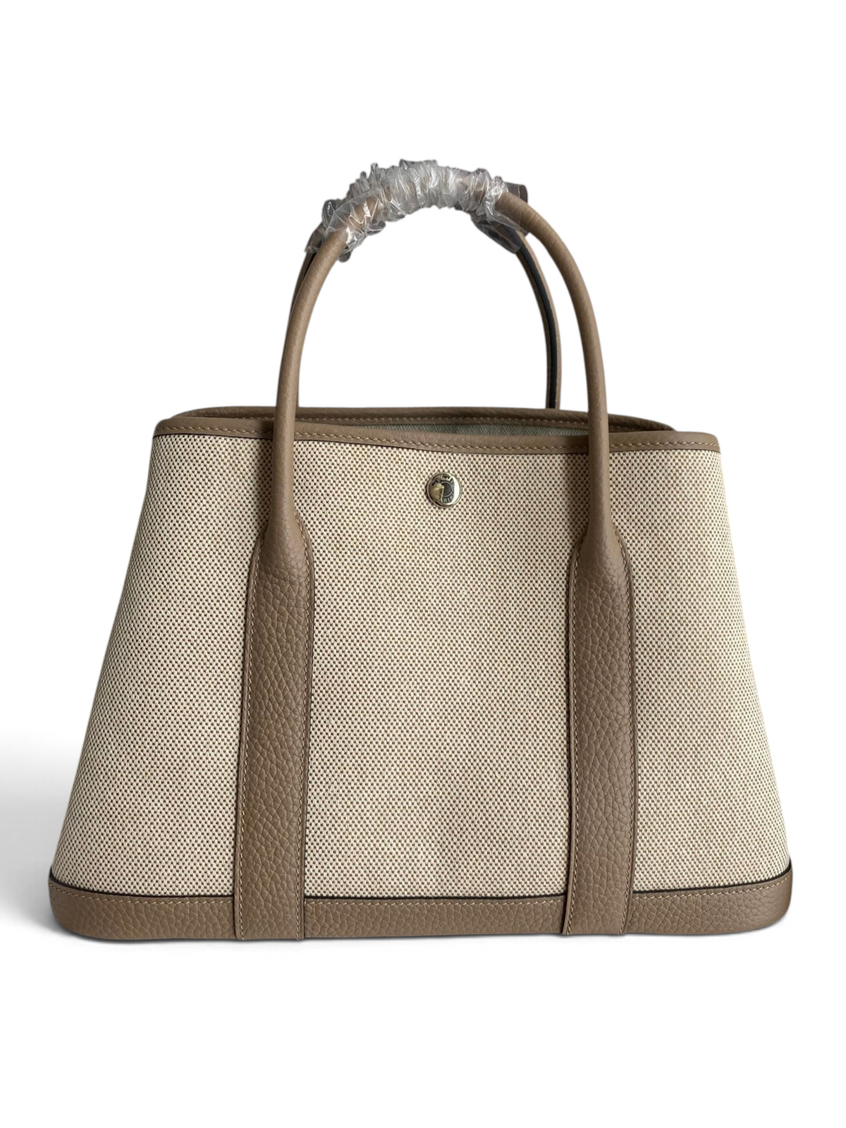 SWORD LUXURY bej kanvas ve kahverengi deri detaylı Hermès Garden Party 30 çanta, kutu içerisinde sunuluyor.