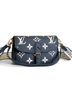 SWORD LUXURY marka, lacivert Monogram Empreinte deri Louis Vuitton Diane çanta, altın tonlu toka ve işlemeli askı.