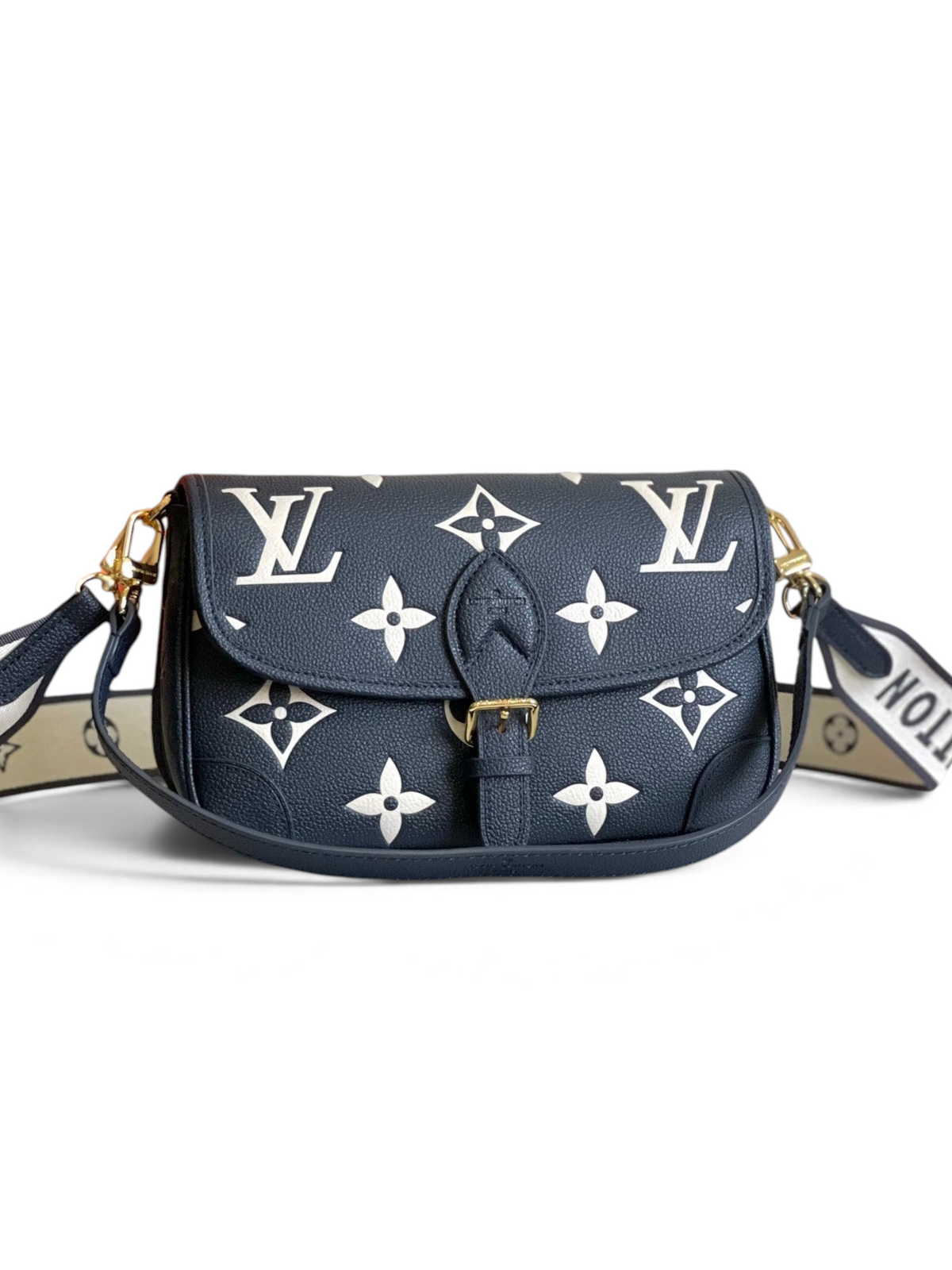 SWORD LUXURY marka, lacivert Monogram Empreinte deri Louis Vuitton Diane çanta, altın tonlu toka ve işlemeli askı.