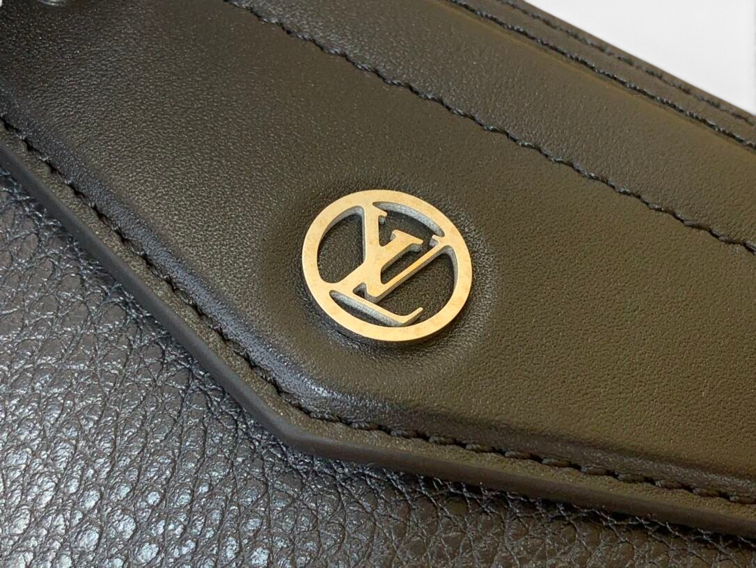 SWORD LUXURY Louis Vuitton Biker Bag detayında siyah deri dokusu ve metal LV Circle logosu