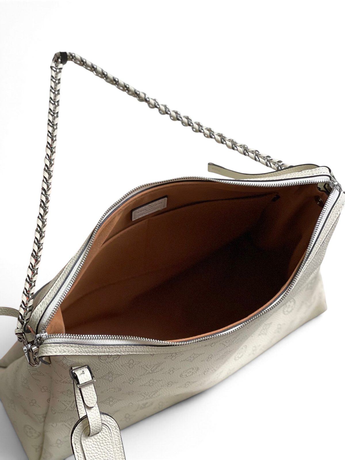 SWORD LUXURY Louis Vuitton Hand It All MM çanta, galet rengi delikli Mahina deri, gümüş zincir askı ve süet iç astar.