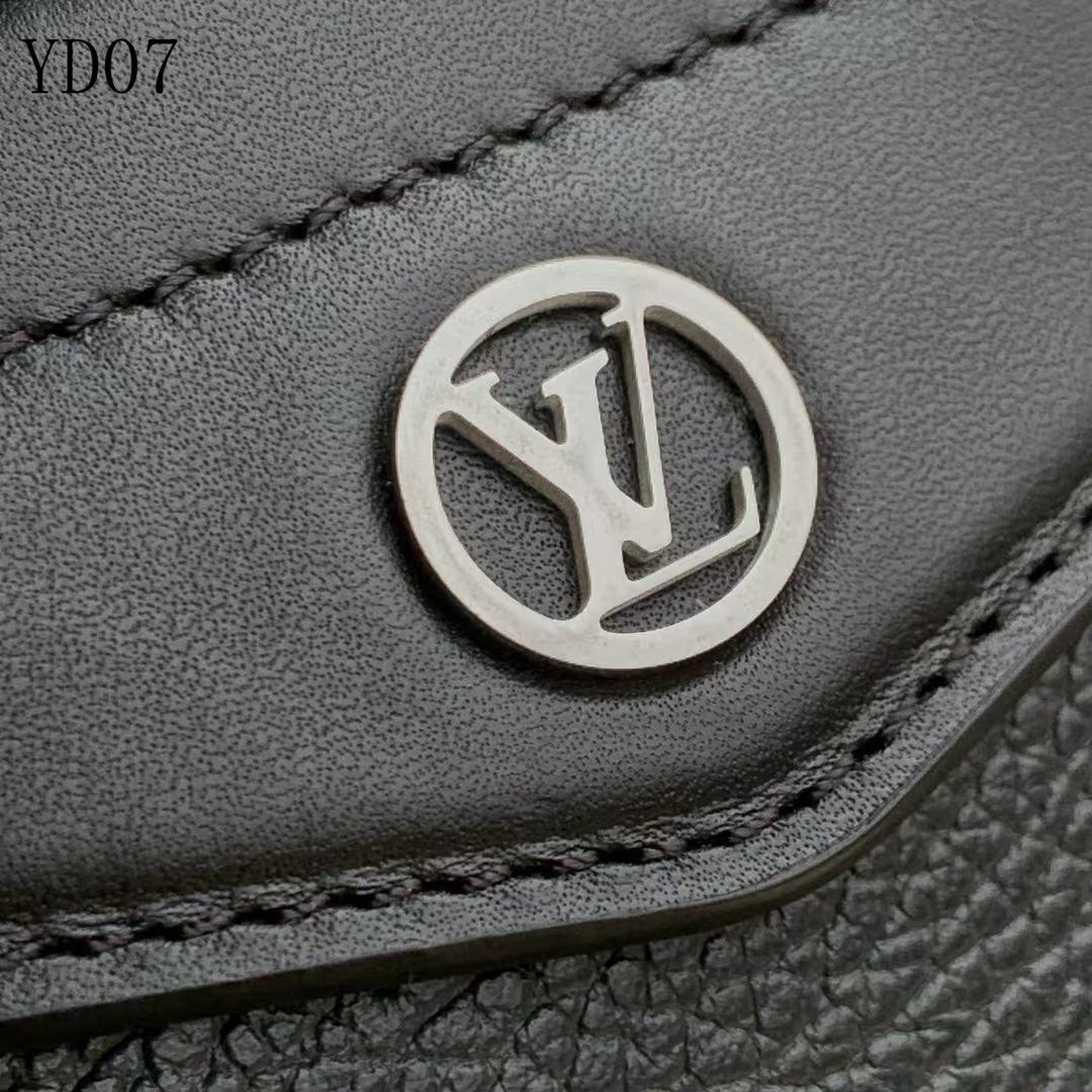SWORD LUXURY siyah deri çanta üzerinde gümüş renkli metal logo detayı ve kaliteli dikişler