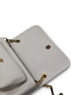 SWORD LUXURY Niki satchel çanta, beyaz damarlı deri dokusu, altın tonlu zincir askı ve manyetik kapak detayı.