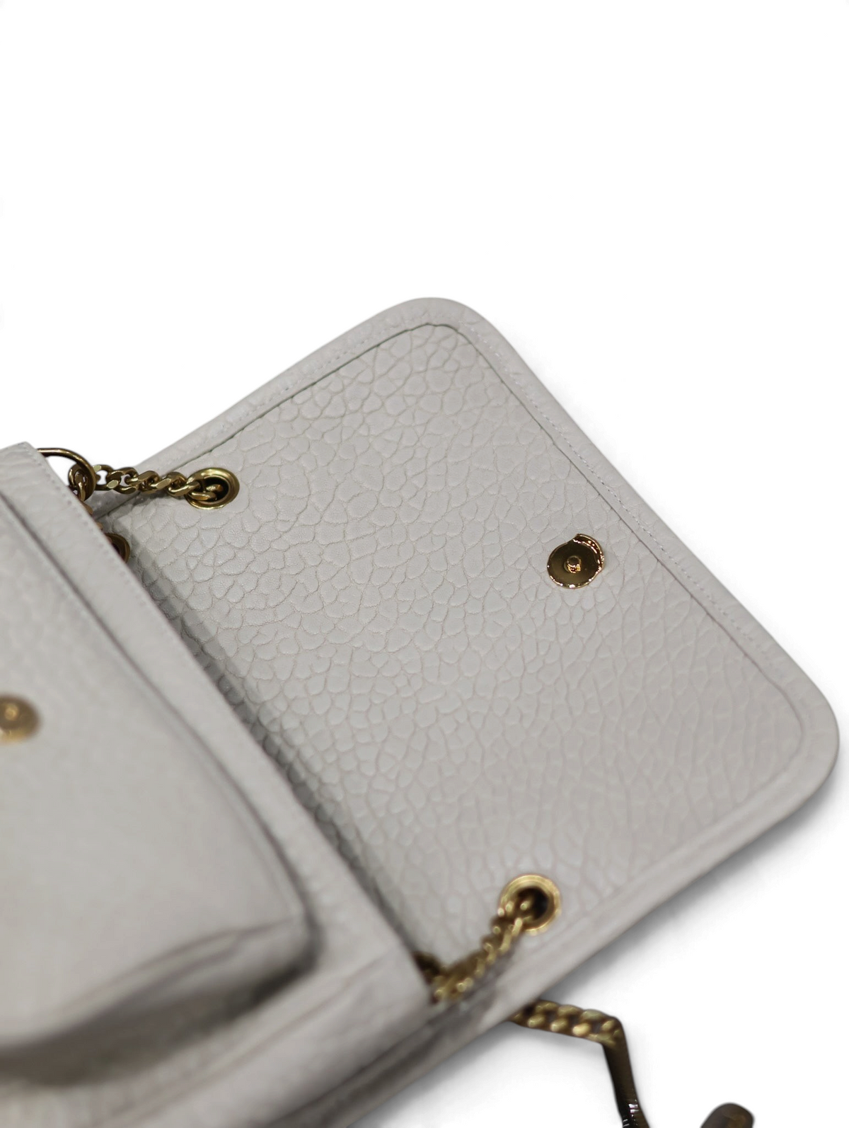 SWORD LUXURY Niki satchel çanta, beyaz damarlı deri dokusu, altın tonlu zincir askı ve manyetik kapak detayı.