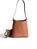 SWORD LUXURY Low Key Hobo çanta, altın tonlu donanıma sahip, kahverengi dokulu deri, şık ve minimalist tasarım.