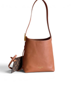 SWORD LUXURY Low Key Hobo çanta, altın tonlu donanıma sahip, kahverengi dokulu deri, şık ve minimalist tasarım.