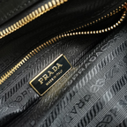 SWORD LUXURY Prada Bonnie çanta içi detayları, altın tonlu logo plakası ve fermuarlı bölme ile siyah astar.