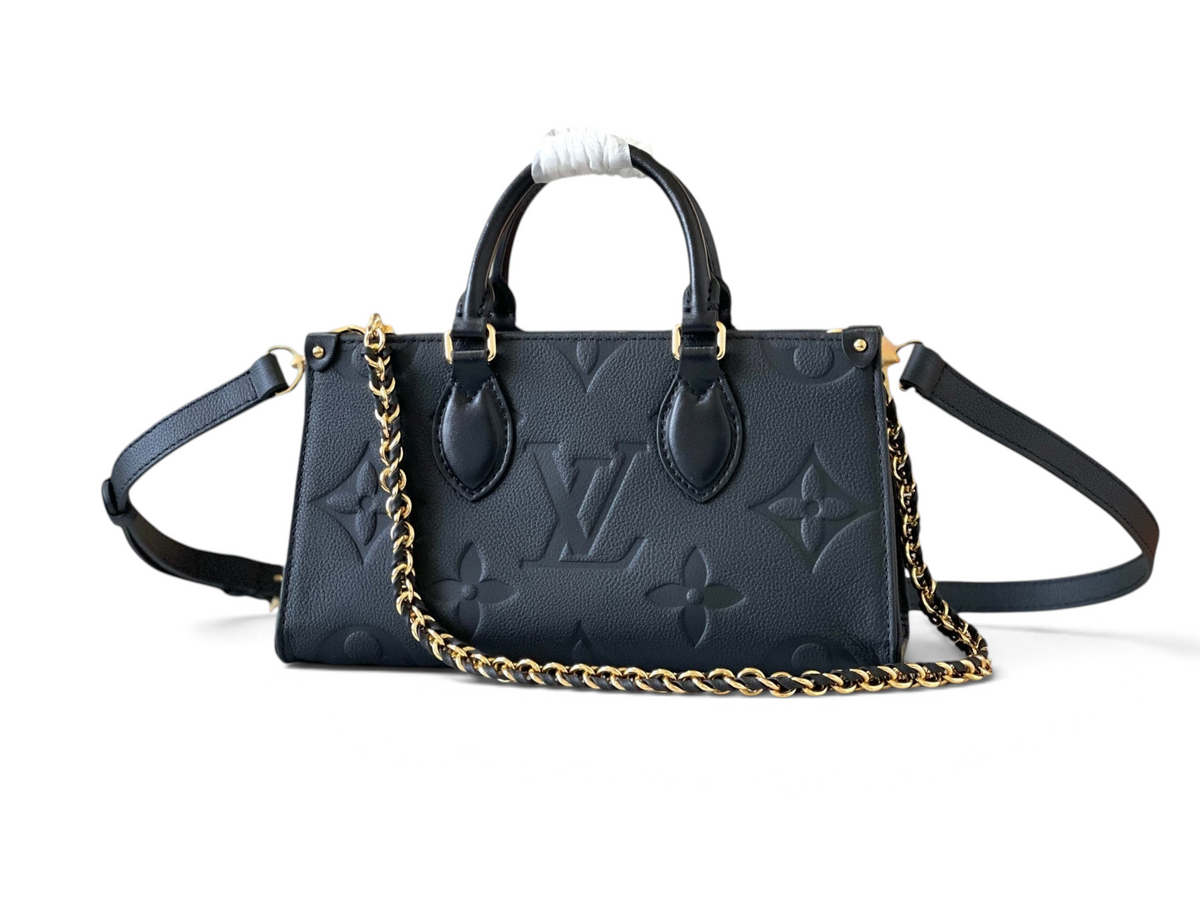 SWORD LUXURY siyah Monogram Empreinte deri OnTheGo East West çanta, altın tonlu zincir ve deri askı detaylı.