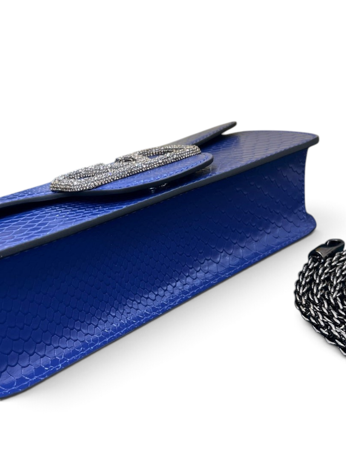 SWORD LUXURY Valentino Garavani VLogo Signature mavi Ayers deri çanta, taşlı logo detayı ve zincir askısı ile.
