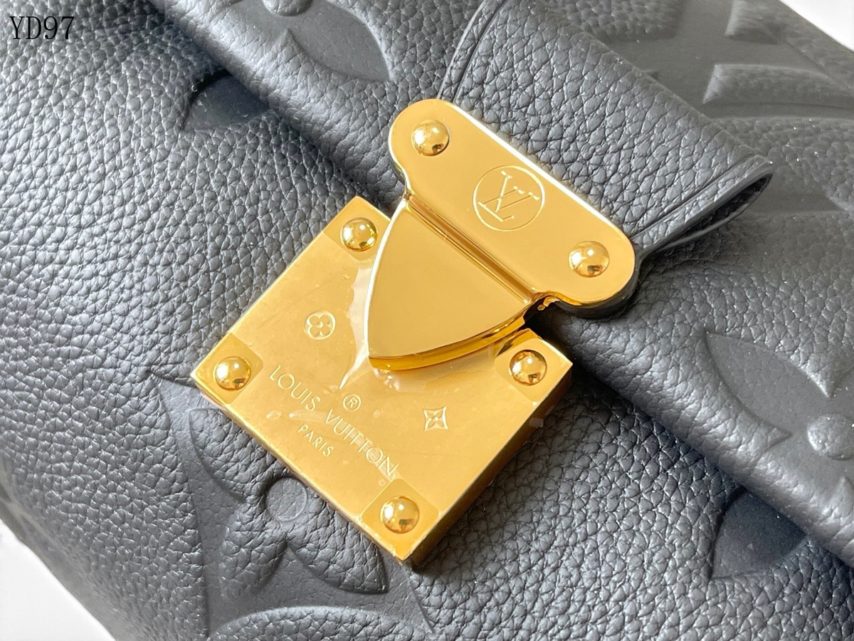 SWORD LUXURY Louis Vuitton Favorite çanta, siyah kabartmalı Monogram Empreinte deri ve altın rengi S-kilit detayı.