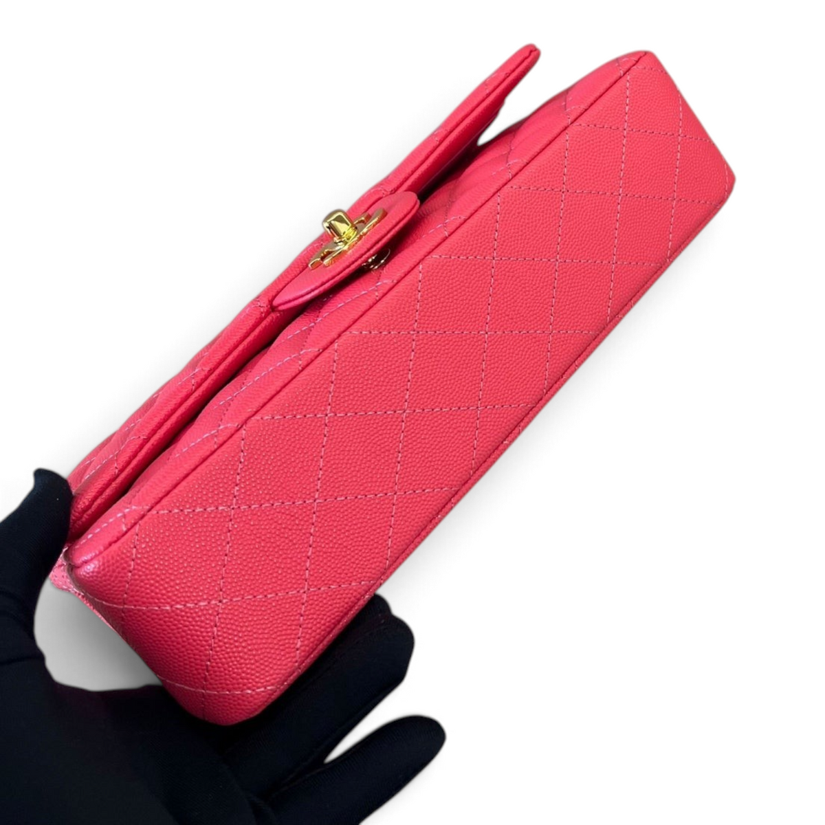 SWORD LUXURY pembe kapitone caviar deri Chanel Classic Double Flap çanta, altın tonlu CC kilit detayı ile.