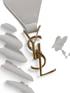 SWORD LUXURY beyaz taneli deri omuz çantası üzerinde altın tonlu metal logo detayı