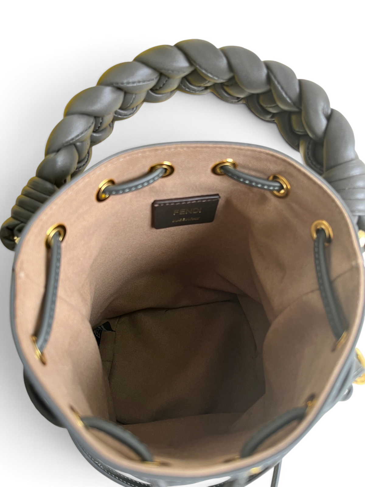 SWORD LUXURY Fendi Mini Mon Tresor kova çanta içi, örgülü deri saplı ve altın tonlu donanımlı lüks tasarım.