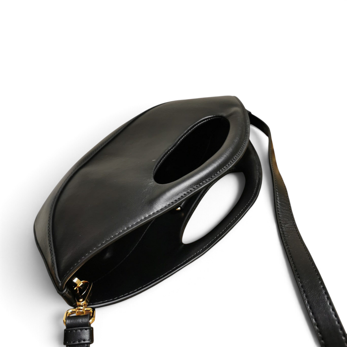 SWORD LUXURY siyah deri tote çanta, altın tonlu donanım ve ergonomik sap detaylarıyla modern ve şık tasarım.