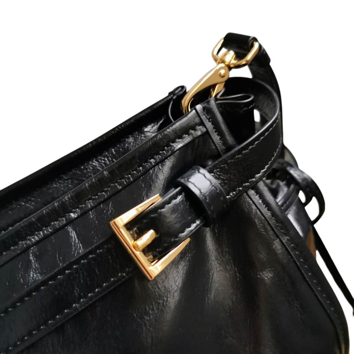 SWORD LUXURY Prada Bonnie ekstra büyük siyah deri çanta, altın tonlu metal toka ve detaylı dikişlere sahip.