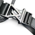 SWORD LUXURY Voyager Messenger çanta üzerinde mat siyah LV logolu metal toka ve Monogram Eclipse kanvas detayları
