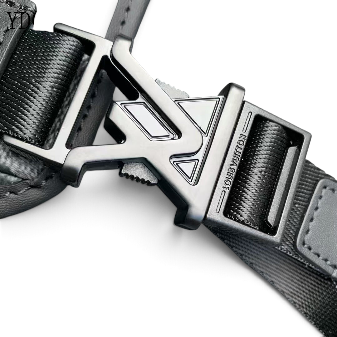 SWORD LUXURY Voyager Messenger çanta üzerinde mat siyah LV logolu metal toka ve Monogram Eclipse kanvas detayları