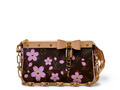 SWORD LUXURY Louis Vuitton x Takashi Murakami Pochette Accessoires çanta, kahverengi monogram kanvas ve pembe kiraz çiçeği desenli, altın tonlu zincir askılı ve deri fiyonk detaylı.
