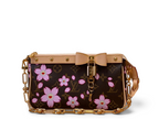 SWORD LUXURY Louis Vuitton x Takashi Murakami Pochette Accessoires çanta, kahverengi monogram kanvas ve pembe kiraz çiçeği desenli, altın tonlu zincir askılı ve deri fiyonk detaylı.