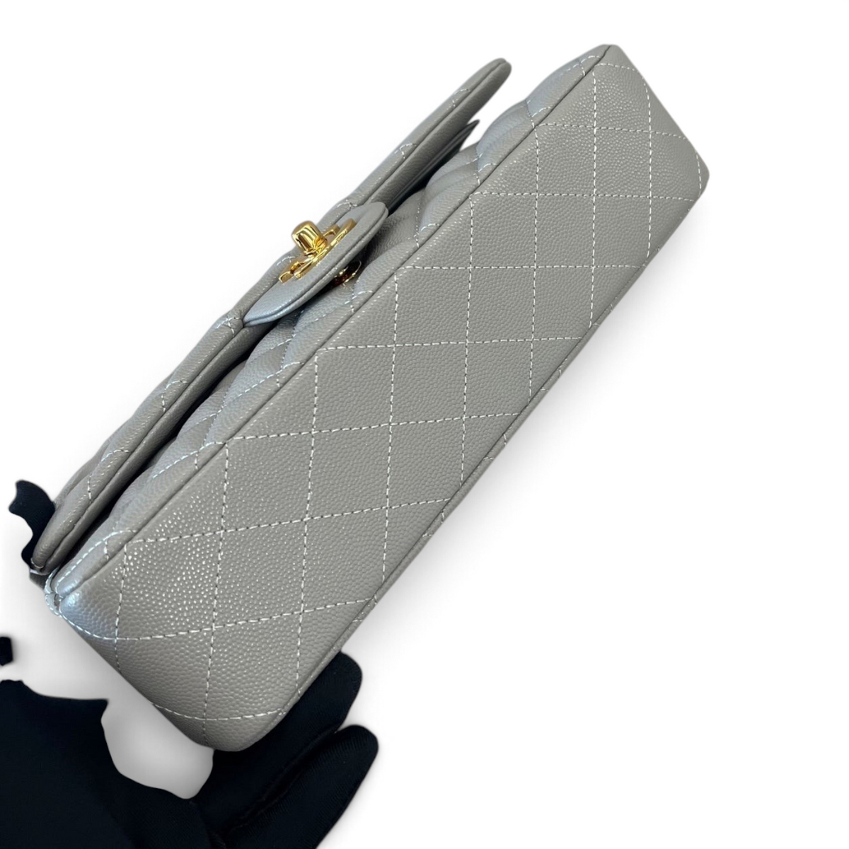SWORD LUXURY gri renkli, kapitone desenli, caviar deri Chanel Classic Double Flap çanta, altın tonlu kilit detayı.
