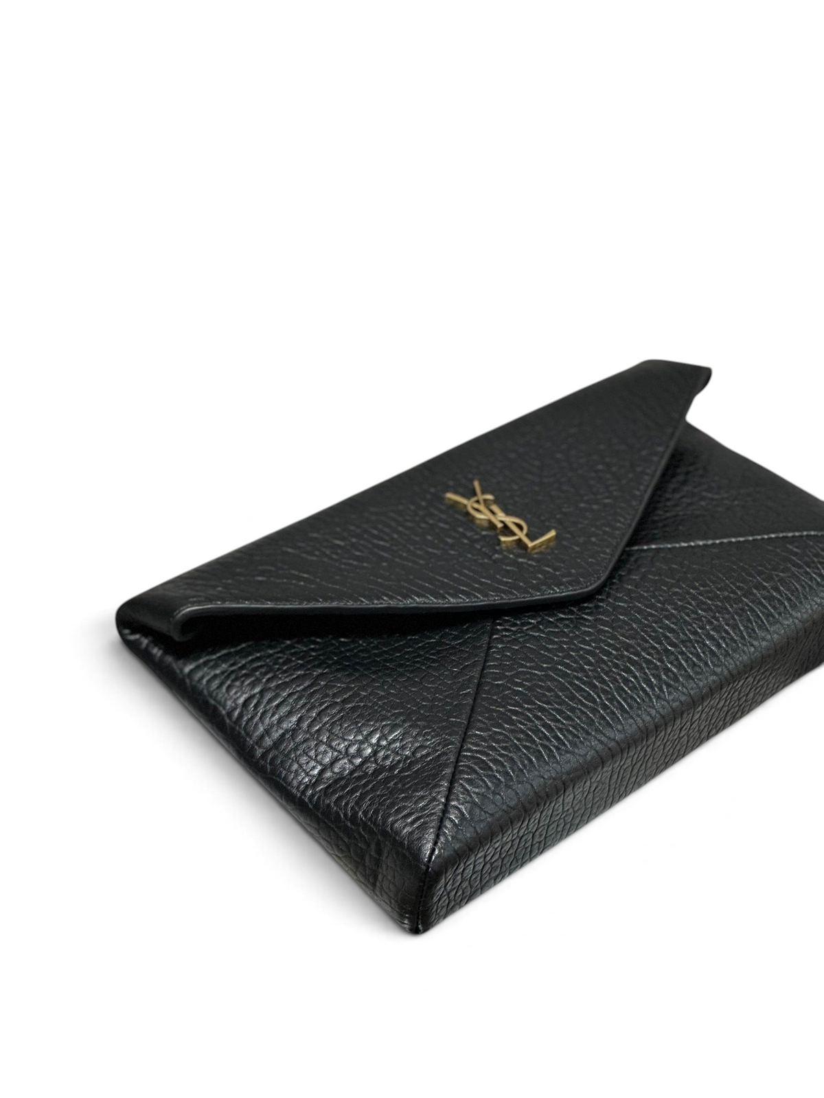 SWORD LUXURY siyah taneli deri zarf model el çantası, üzerinde altın tonlu ikonik YSL logo detayı ile.
